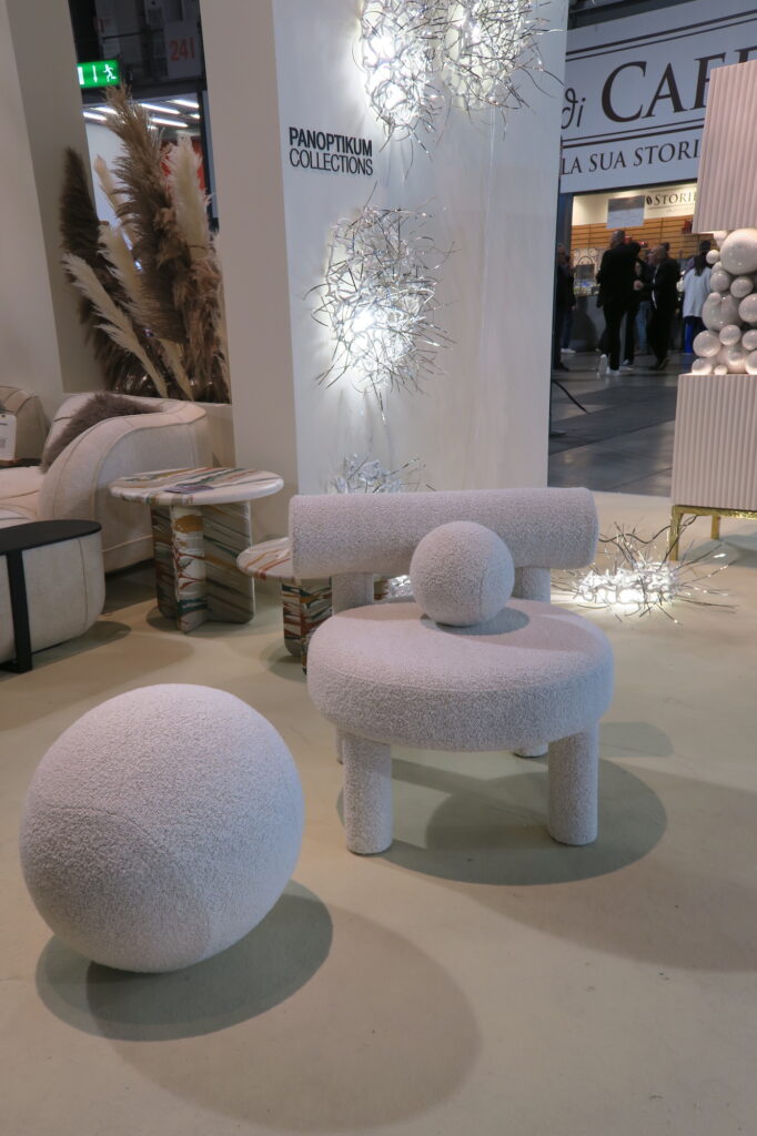 Originales asientos tapizados de lana bouclé en el Salón del Mueble de Milán, 2023.