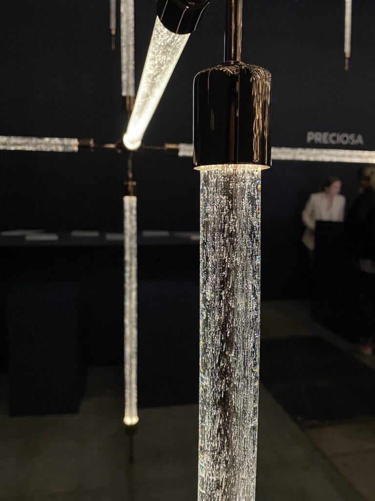 Detalle de la instalación lumínica de la marca Preciosa en el Salón del Mueble de Milán, 2023.