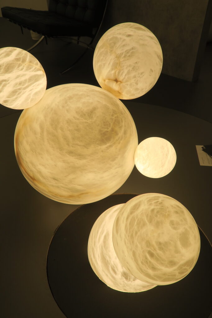Luminarias de alabastro en el Salón del Mueble de Milán, 2023.