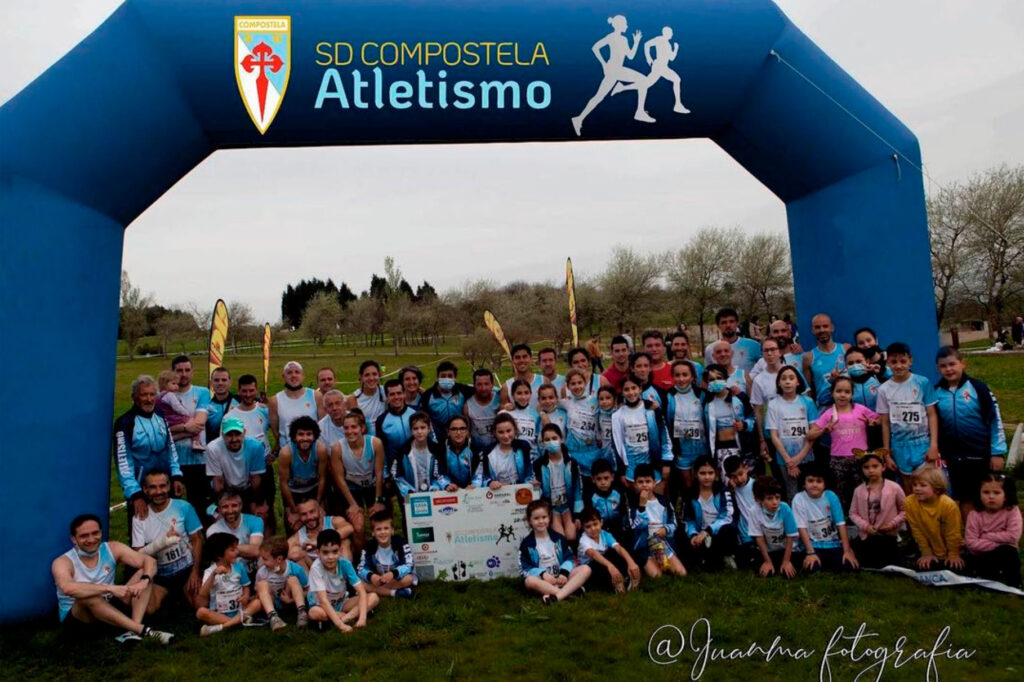 Integrantes del club SD Compostela Atletismo tras finalizar una carrera en Santiago de Compostela.